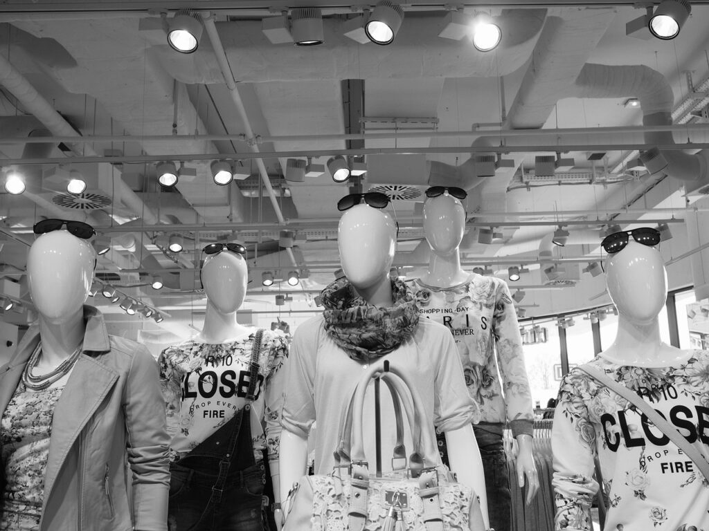 Mannequins in een winkel die wijzen op mode.